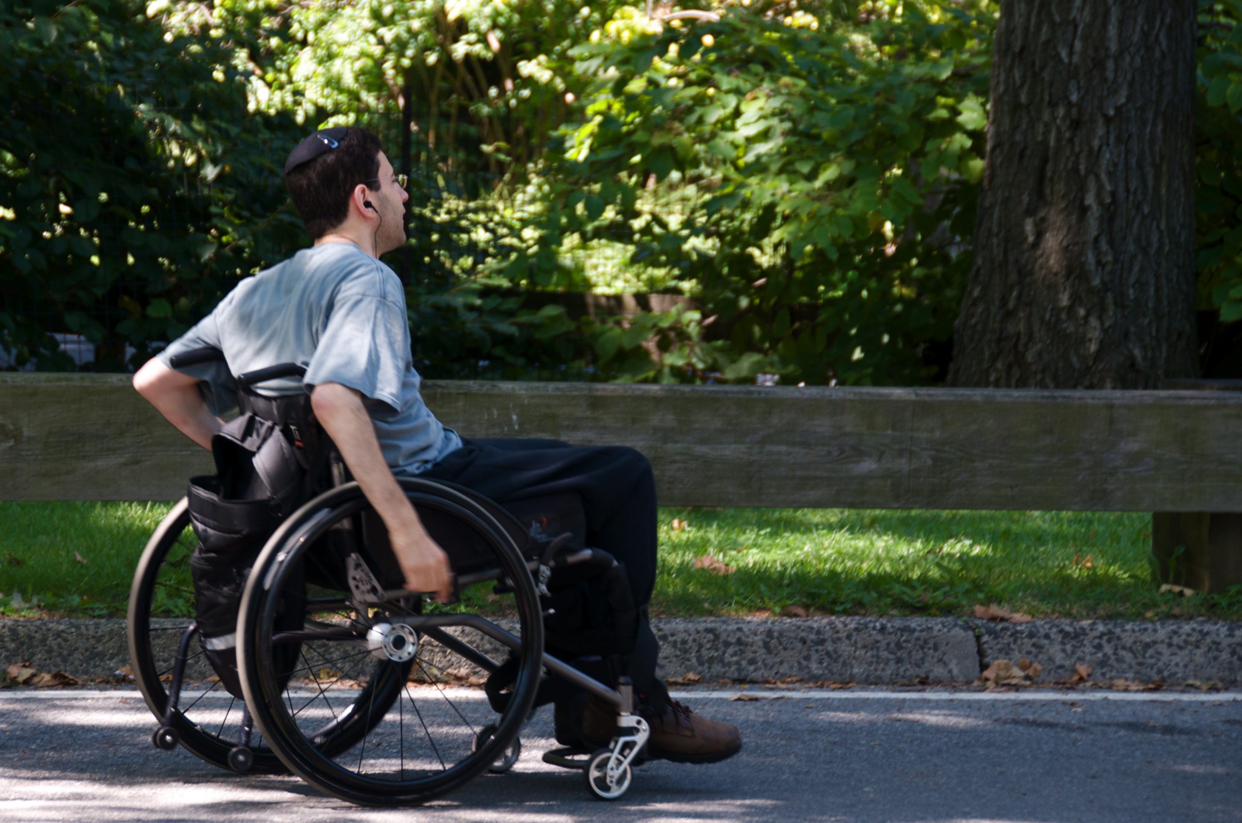 Страдать инвалидностью
